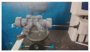 Figure 5 Measuring the surface roughness of the inner bore of an exhaust pipe using a roughness tester Figure 5 Measuring the surface roughness of the inner bore of an exhaust pipe using a roughness tester